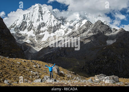 Felice trekker ai piedi di Gangchhenta (grande Tiger montagna), Gasa distretto, Snowman Trek, Bhutan Foto Stock