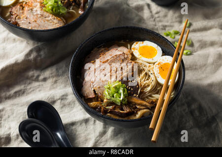 In casa di maiale giapponese Tonkotsu ramen con funghi e uova Foto Stock