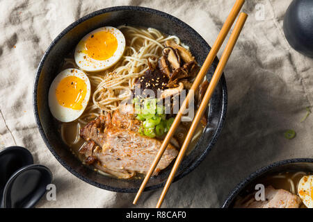 In casa di maiale giapponese Tonkotsu ramen con funghi e uova Foto Stock