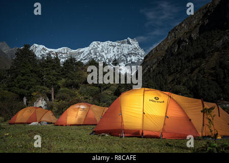 Foto notturna a Lemithang campo ai piedi di Gangchhenta (grande Tiger montagna), Gasa distretto, Snowman Trek, Bhutan Foto Stock