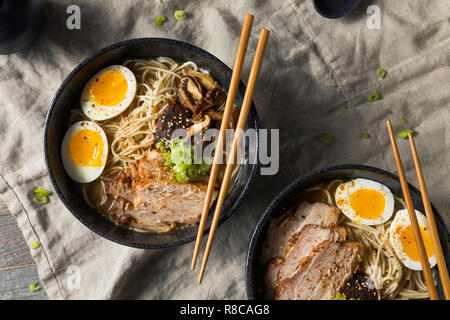 In casa di maiale giapponese Tonkotsu ramen con funghi e uova Foto Stock