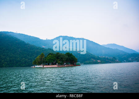 Intorno al lago Phewa e colline in Pokhara, una popolare destinazione turistica. Preso in Nepal, dicembre 2018. Foto Stock