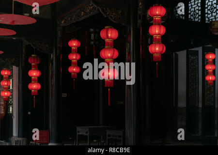 Lanterne rosse e decorazioni Chongquing Guild Hall, Cina Foto Stock