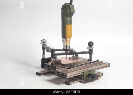 Dispositivo di incisione con pantografo a CNC con incisore alfabeto di stampa in rilievo su uno sfondo bianco Foto Stock