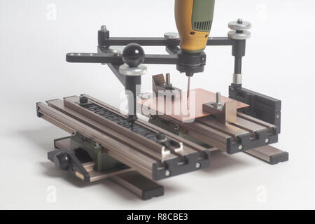 Dispositivo di incisione con pantografo a CNC con incisore alfabeto di stampa in rilievo su uno sfondo bianco Foto Stock