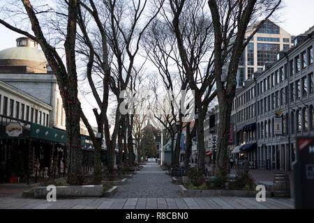 Shopping Plaza a Faneuil Hall e Quincy Market di Boston, Massachusetts, decorato per il Natale. Foto Stock