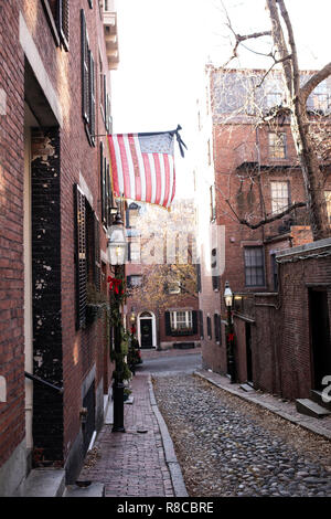 Acorn Street nel centro storico di Beacon Hill quartiere di Boston, Massachusetts, decorato per il Natale. Foto Stock