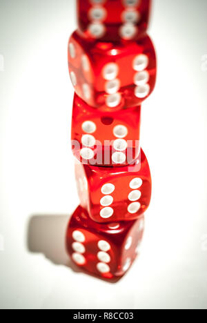 5 dadi rossi con il numero 6 su sfondo bianco, Giochi poker, giochi, gioco, gioco d'azzardo concetto. Foto Stock