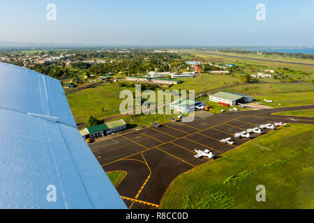 Il viaggio in aereo nelle isole Figi, Melanesia, Oceania. Vista di hangar, elicotteri e piccoli aerei a Suva Nausori International Airport il grembiule, isola di Viti Levu, Foto Stock