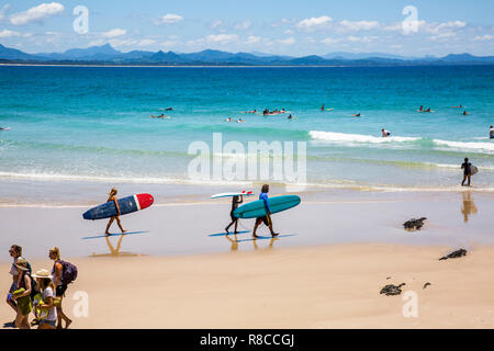 Surfisti sulla Wategos Beach nella Baia di Byron, Nuovo Galles del Sud, Australia Foto Stock