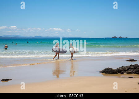 Surfisti sulla Wategos Beach nella Baia di Byron, Nuovo Galles del Sud, Australia Foto Stock