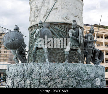 Parte della statua Guerriero su un cavallo, che si erge su un piedistallo massiccio che è anche una fontana. Il Guerriero su un cavallo statua sulla Macedonia square in c Foto Stock