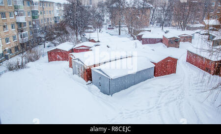 Garage per un auto coperti con il bianco della neve. Vacanze inverno sfondo. Vista da sopra. Foto Stock