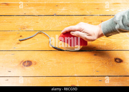 Come riempire i vuoti di parquet e parquet della guarnizione per evitare le bozze e la perdita di calore. Il modo migliore per il progetto-prova spogliato di pavimenti in legno. Utilizzando l'Applicatore Foto Stock