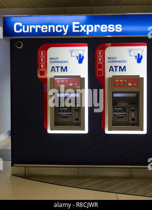 dh Aberdeen International Airport CASH MACHINES UK SCOTLAND valuta estera Bancomat Express multi valute automatico Foto Stock