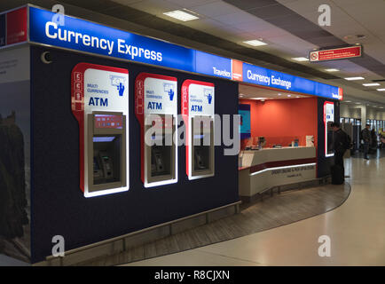 Dh Aberdeen Aeroporto Internazionale di scambio di valuta estera UK bancomat multi valute bancomat Scozia Scotland Foto Stock