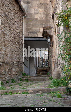 Sentiero acciottolato che conduce in salita dalla strada del mercato di più abitazioni. Bradford on Avon, Wiltshire, Regno Unito. Foto Stock