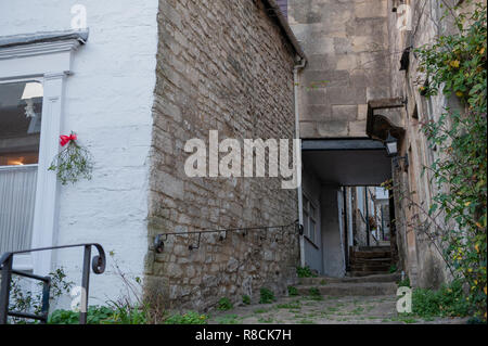 Sentiero acciottolato che conduce in salita dalla strada del mercato di più abitazioni. Bradford on Avon, Wiltshire, Regno Unito. Foto Stock