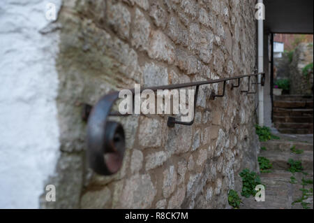 Corrimano sulla scalinata che conduce a ulteriori residences in Market Street, Bradford on Avon, Wiltshire, Regno Unito. Foto Stock