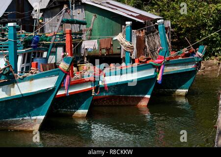 Quattro di legno verde barche da pesca legati assieme in un cambogiano di villaggio di pescatori Foto Stock