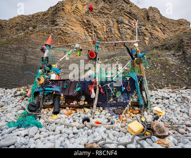 Simulazione di riparo fatto di rifiuti di plastica gettati gli attrezzi da pesca e driftwood gettato su una tempesta sulla spiaggia di Glamorgan heritage costa del Galles del Sud REGNO UNITO Foto Stock