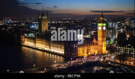 Bella vista dalla sommità della ruota panoramica Ferris (London Eye) con il fiume Tamigi e la città illuminata di Londra, Regno Unito. Foto Stock