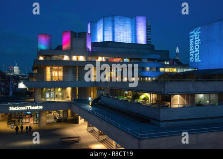 Teatro Nazionale di Londra durante ore blu illuminata con colori pastello Foto Stock