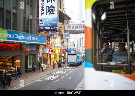 Turisti e il traffico locale per le strade di Hong Kong, Cina. Foto Stock