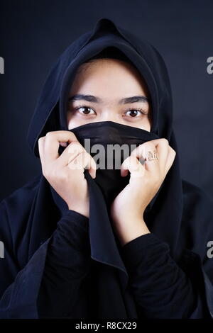 Bella donna musulmana di indossare il burka Foto Stock