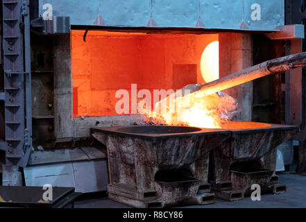 Sfondo del metallo fuso, primo piano dell'acciaio liquido. Struttura  metallica liquida, superficie riflettente lucida, spazio di copia Foto stock  - Alamy