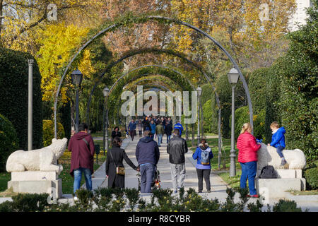 I pedoni a Retiro Park - Parque del Retiro di Madrid, Spagna Foto Stock