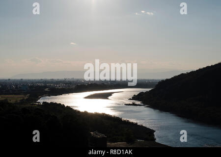 Vista della città Inuyama con Kiso fiume, nella prefettura di Aichi, area di Nagoya, Giappone, nel tardo pomeriggio Foto Stock