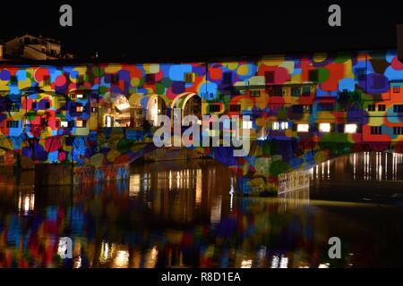 L'Italia, Firenze, Dicembre 2018: il famoso Ponte Vecchio di Firenze illuminata in occasione del F-luce - Festa delle Luci con i capolavori di Foto Stock