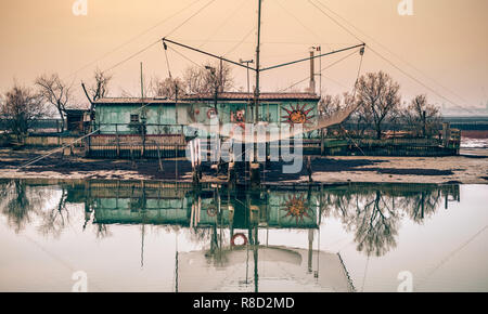 01-24-2016. Marina di Ravena, Ravenna, Italia. Auto costruito Capanna di pesca riflettendo sulla laguna. Foto Stock