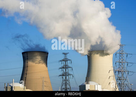 Di elettricità ad alta tensione tralicci / torri di trasmissione e il vapore / vapore proveniente dalle torri di raffreddamento della centrale nucleare / centrale nucleare Foto Stock