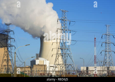 Di elettricità ad alta tensione tralicci / torri di trasmissione nella parte anteriore del Doel Centrale Nucleare / centrale nucleare presso il porto di Anversa, Belgio Foto Stock