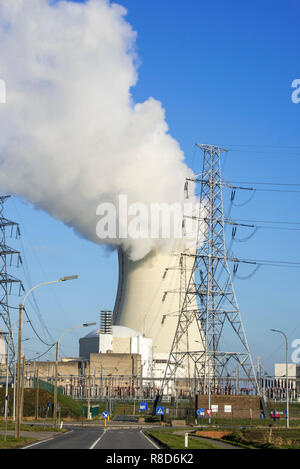 Di elettricità ad alta tensione tralicci / torri di trasmissione nella parte anteriore del Doel Centrale Nucleare / centrale nucleare presso il porto di Anversa, Belgio Foto Stock