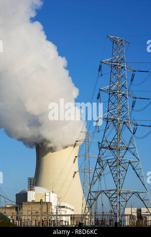 Di elettricità ad alta tensione tralicci / torri di trasmissione nella parte anteriore del Doel Centrale Nucleare / centrale nucleare presso il porto di Anversa, Belgio Foto Stock