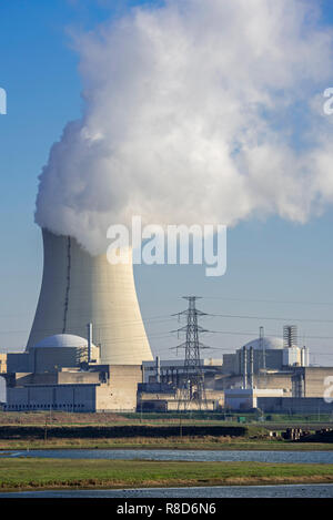 Torre di raffreddamento del Doel Centrale Nucleare / centrale nucleare nel porto di Anversa, Fiandre, in Belgio Foto Stock