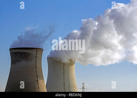 Due torri di raffreddamento della centrale nucleare / centrale nucleare e massiccia nube di vapore di acqua / vapore contro il cielo blu Foto Stock