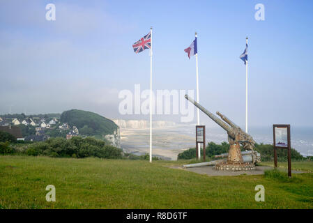 WW2 memorial con 100mm-cannoni da la Corazzata francese nave da carico P21 Le Cerons sulla scogliera a Veules-les-Roses, Normandia, Francia Foto Stock