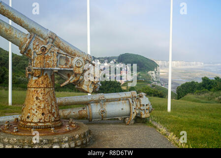 WW2 memorial con 100mm-cannoni da la Corazzata francese nave da carico P21 Le Cerons sulla scogliera a Veules-les-Roses, Normandia, Francia Foto Stock