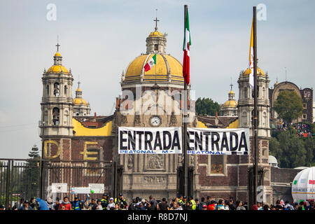 L'ingresso alla Basilica di Nostra Signora di Guadalupe a Città del Messico Foto Stock