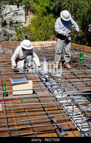 Lavoratori edili rebar di legatura Foto Stock