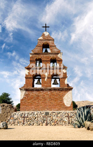 Campanile all'entrata della Missione della California a San Miguel Foto Stock