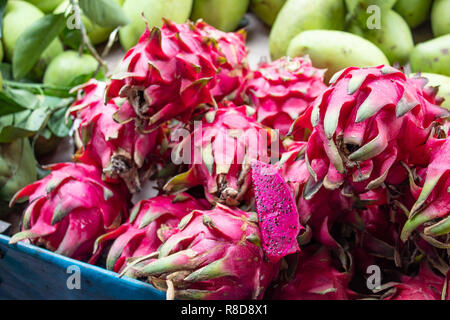 Dragon frutti, limoni e Mango a Street Market alimentare Foto Stock