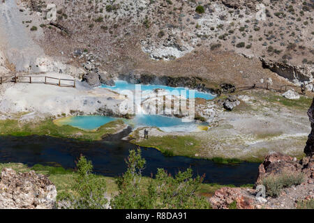 Hot Creek ha decine di sorgenti termali naturali gorgogliamento fino all'interno di pareti rocciose di un fiume Gorge e nelle ombre del torreggiante Sierra orientale mountain Foto Stock