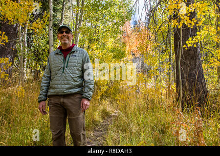 TODD LOVELL escursioni in autunno i colori della sierra Nevadas vicino a Lake Tahoe - California Foto Stock