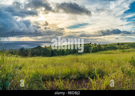 Drammatica nuvole sopra l'oceano, guardando ad ovest dal primo estrarre sull'autostrada 550, Waimea, Kauai, Hawaii Foto Stock