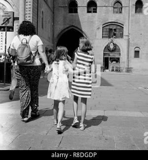 Bambini sorelle passeggiate in Bologna. La molla 2018. Rolleiflex realizzato Foto Stock